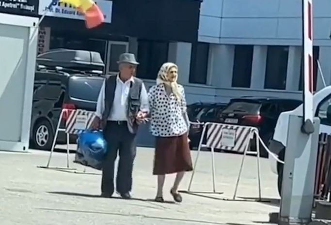 EMOȚIONANT. Un bătrân și-a așteptat soția în fața spitalului și au plecat amândoi ținându-se de mână