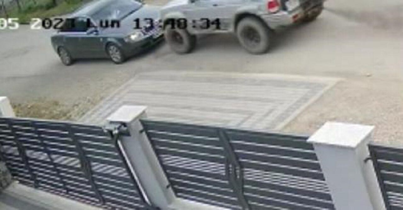 VIDEO | Bărbatul care și-a accidentat intenționat soția și fetița a fost arestat. Care sunt acuzațiile