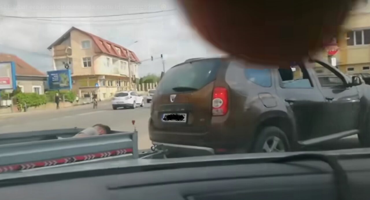 VIDEO | Caz bizar în trafic la Cluj. Un tânăr legat la mâini, transportat într-o remorcă prin oraș