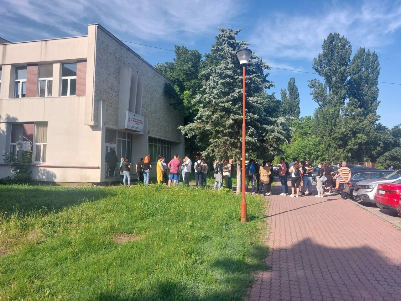 VIDEO IMPRESIONANT. Zeci de persoane stau la coadă pentru a dona sânge pentru Emi, tânărul înjunghiat în Grădina Botanică din Craiova
