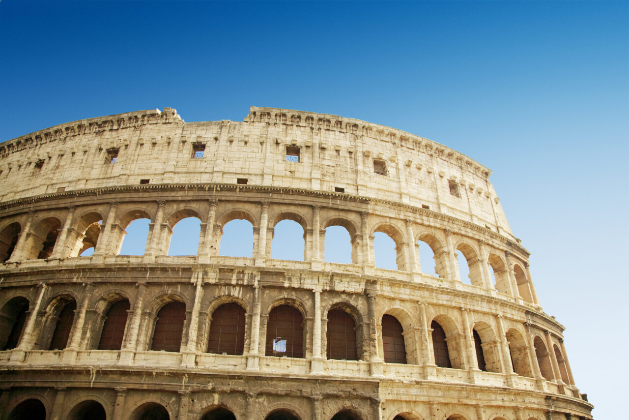 VIDEO Turistul care și-a scris cu o cheie numele pe Colosseum a fost identificat. El riscă să stea 5 ani după gratii