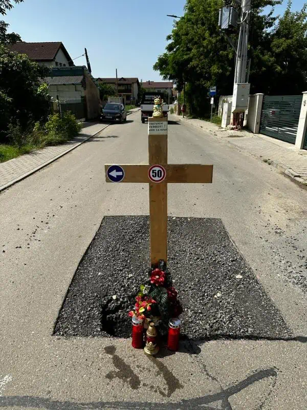 Locuitorii unui cartier din Alba Iulia au pus cruce unei străzi / Sursa foto: ALBA24