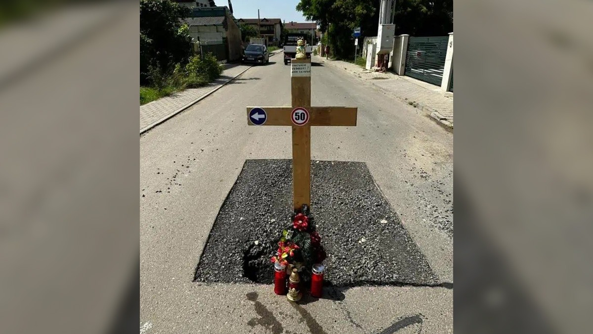 Locuitorii unui cartier din Alba Iulia au pus CRUCE unei străzi. „Mulţumim primăriei. Atât s-a putut”