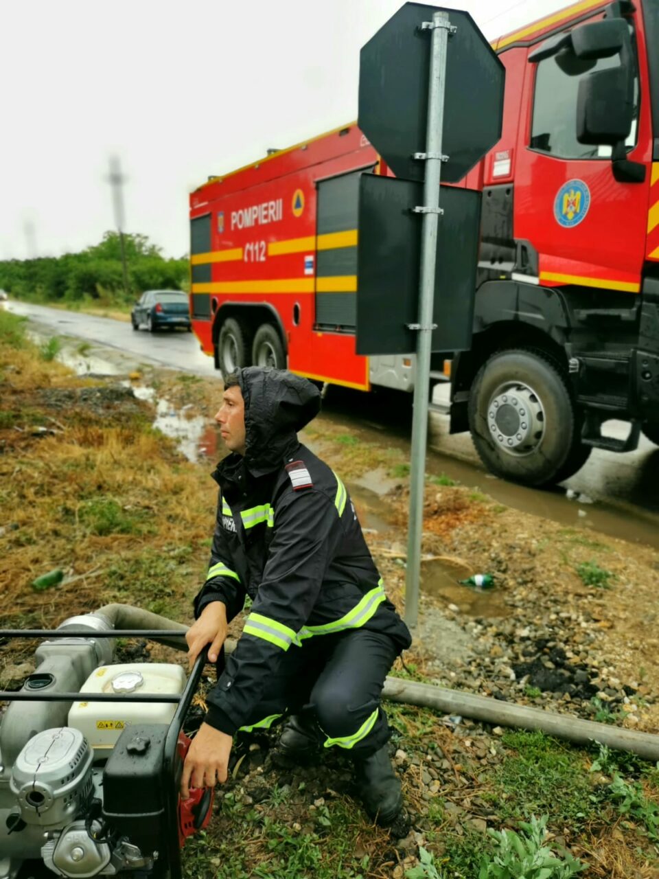 Trafic BLOCAT din cauza viiturilor. Un autoturism a rămas prins, după ce ploile torențiale au invadat drumul / Circulația pe DN 7C este complet oprită