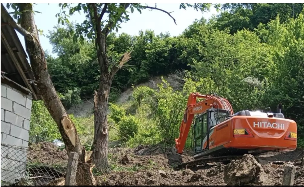 Gest HALUCINANT al unui localnic din Valea Jelnei din Bistrița Năsaud. Bărbatul a defrișat pădurea ca să-și facă loc de grătare