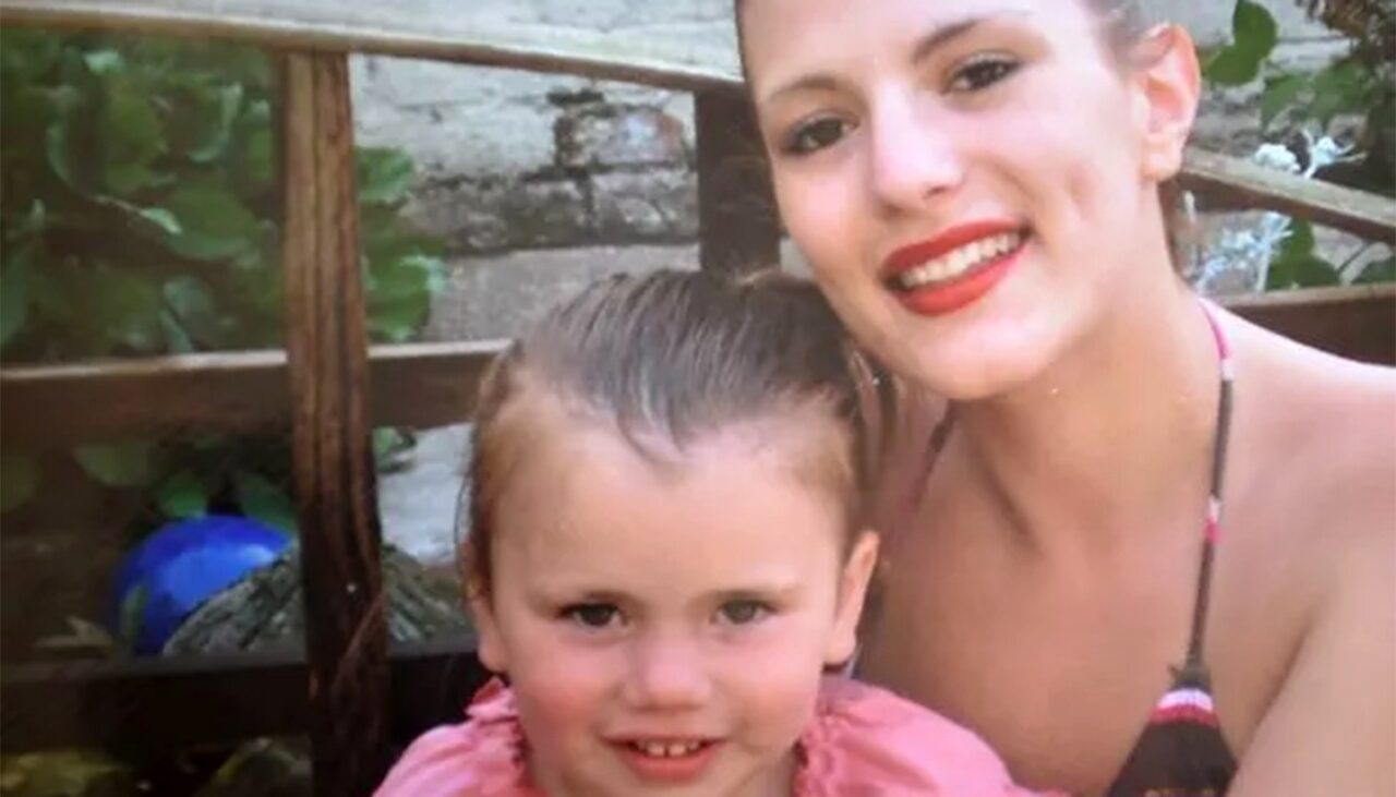 Această tânără a devenit MAMĂ LA 15 ANI. Iar acum, bunică! Ireal câți ani are fiica ei, care tocmai a născut