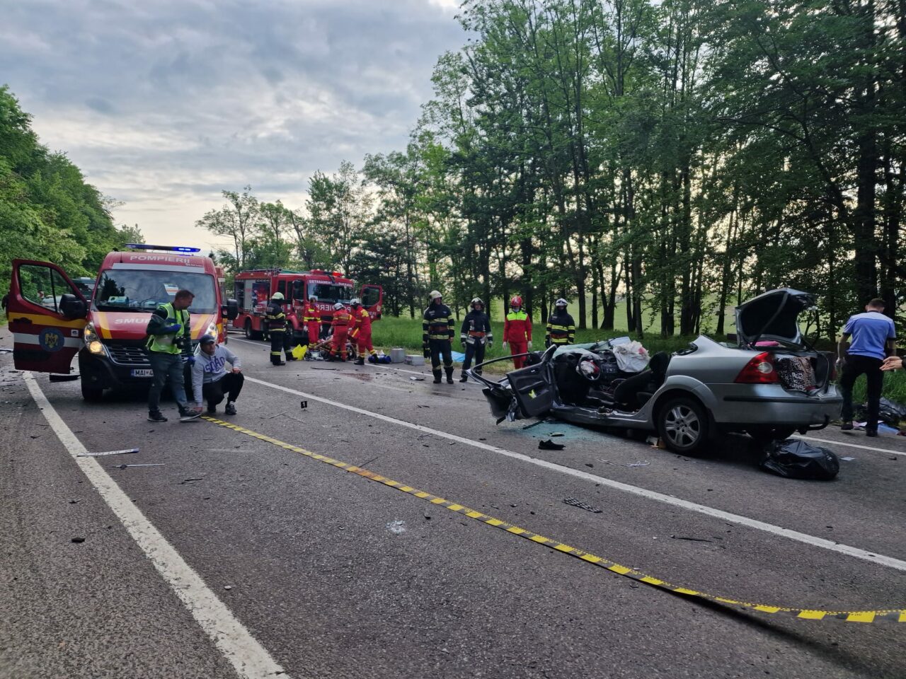 FOTO-VIDEO. Accident extrem de grav în Suceava: Doi tineri au murit pe loc după ce au intrat frontal într-un TIR / Mașina s-a făcut zob
