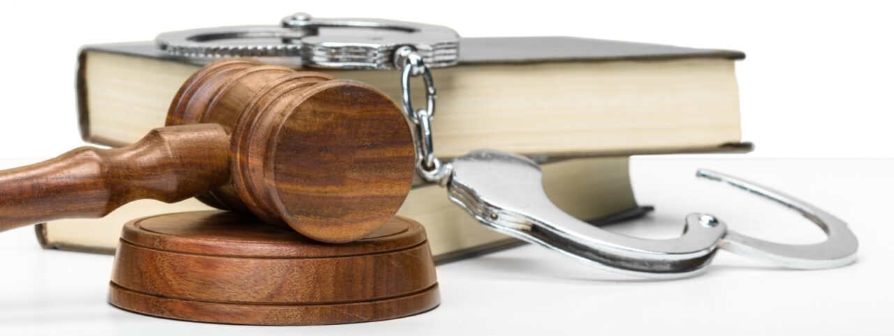 Închisoare pentru publicarea de imagini intime. Ce prevede legea care incriminează „revenge porn”
