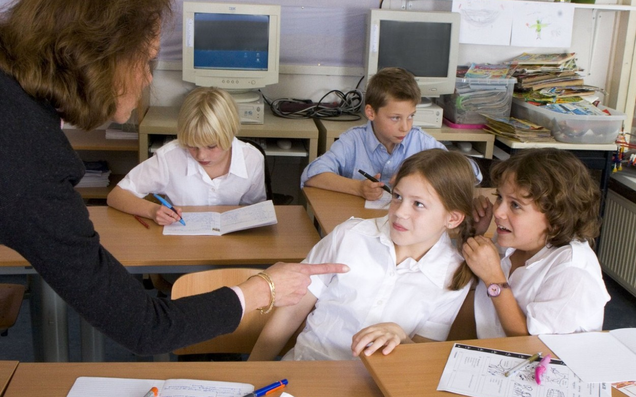 Anchetă la o școală din Prahova după ce 12 de elevi au fost lăsați CORIGENȚI la matematică chiar în pragul Evaluării Naționale. Ce riscă profesoara?
