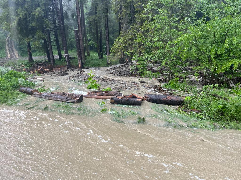 Vine potopul! Cod roșu de ploi torențiale în Prahova