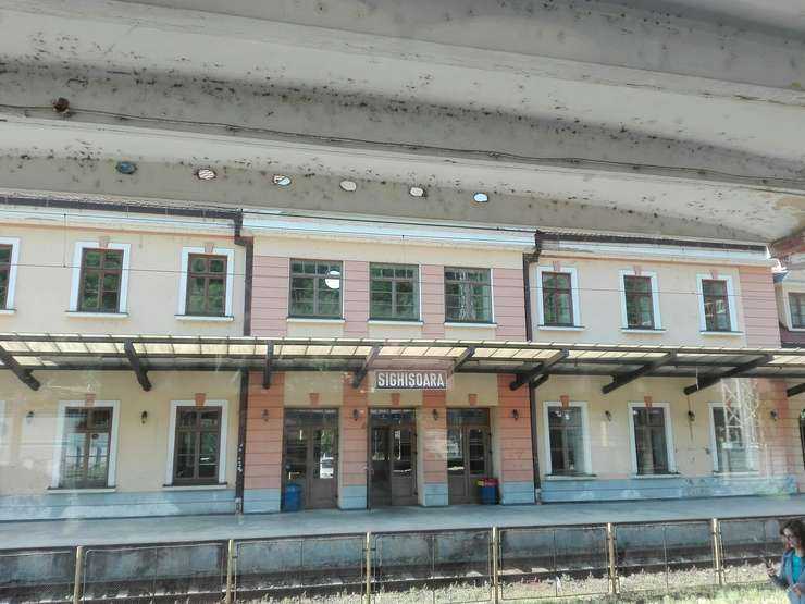 Două trenuri au fost la un pas de a se CIOCNI în gara Sighișoara. CFR SA, acuzată că ar fi mușamalizat cazul