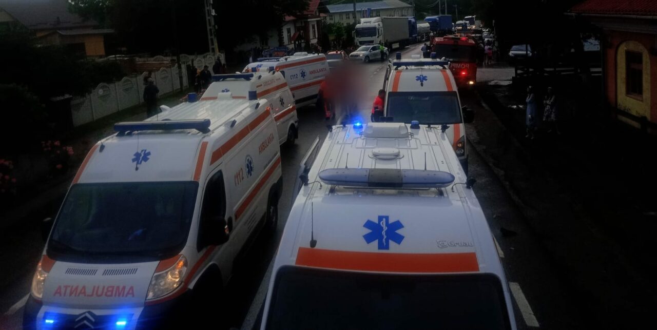 Suceava: 11 persoane rănite, dintre care două sunt în stare de inconștiență, în urma unui accident.Elicoperul SMURD și 13 ambulanțe,la fața locului