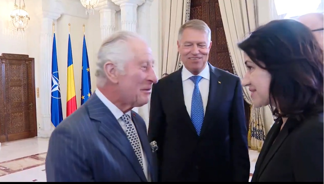VIDEO | Cine e SINGURA femeie care a dat mâna cu regele Charles al III-lea la Cotroceni, alături de cei mai importanți oameni din statul român