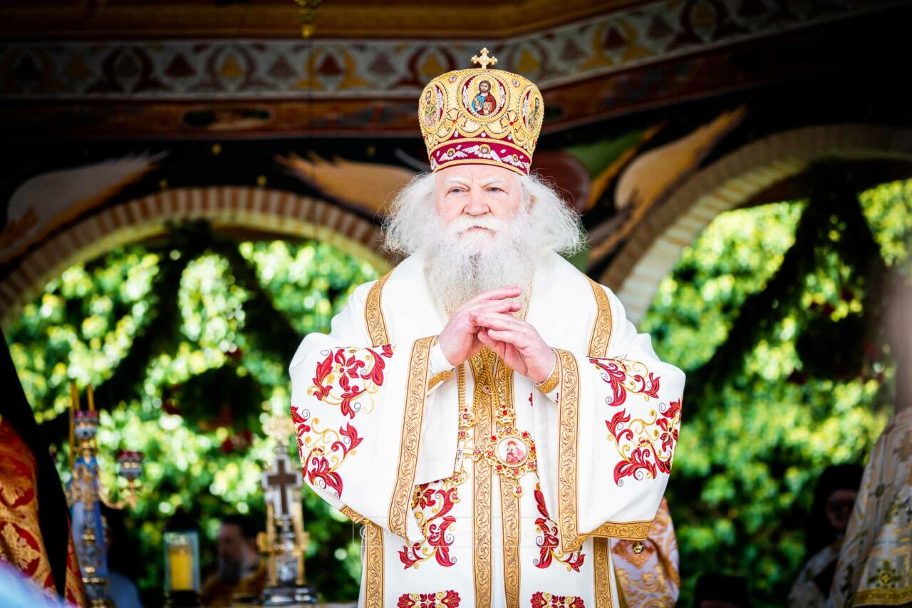 Disperarea românilor nu are limite. Arhiepiscopul Sucevei, IPS Calinic, implorat de o enoriașă să se roage pentru plata ratelor bancare