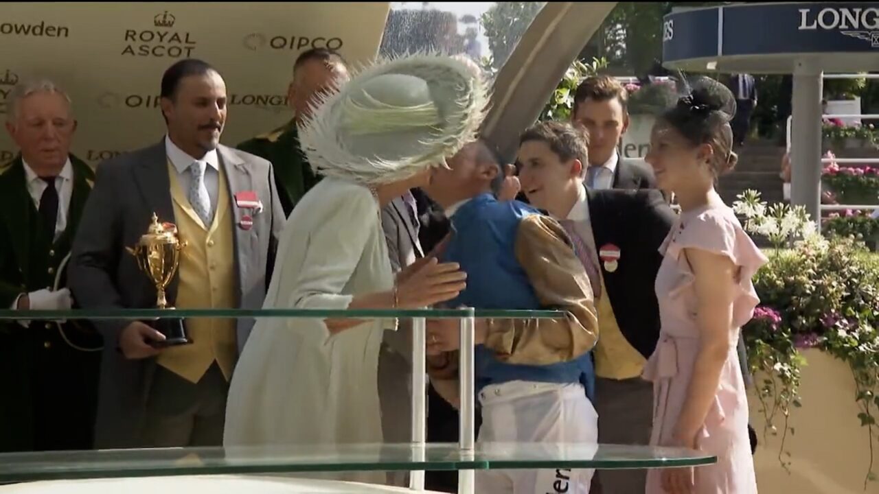 VIDEO. Regina Camilla, pupată cu patos la un eveniment oficial. Cine e bărbatul care a încălcat protocolul regal