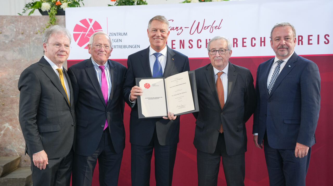Ultima decorație primită de Klaus Iohannis va fi donată bolnavilor de cancer din România. De unde vin banii