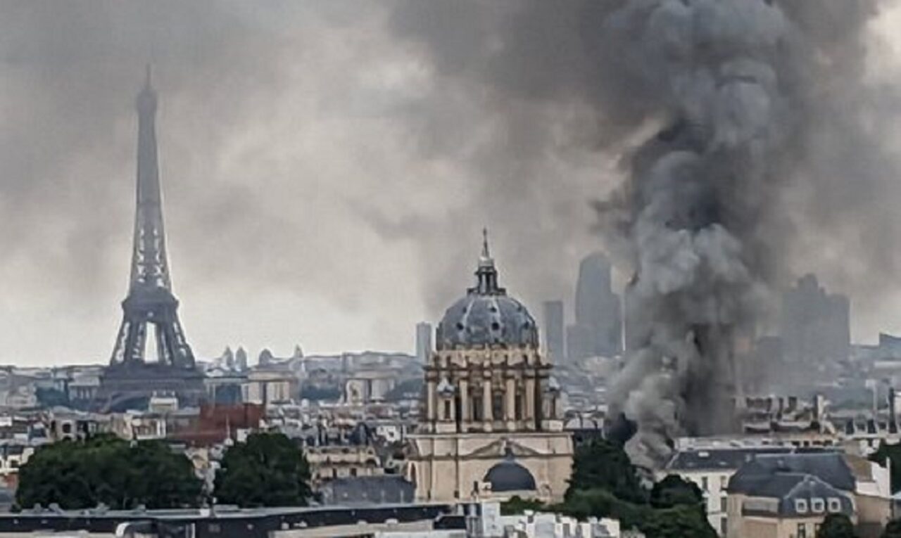 Incendiu devastator în apropierea catedralei Notre-Dame – Paris. Două corpuri de clădiri prăbușite. Deflagrația s-a produs la Academia Americană