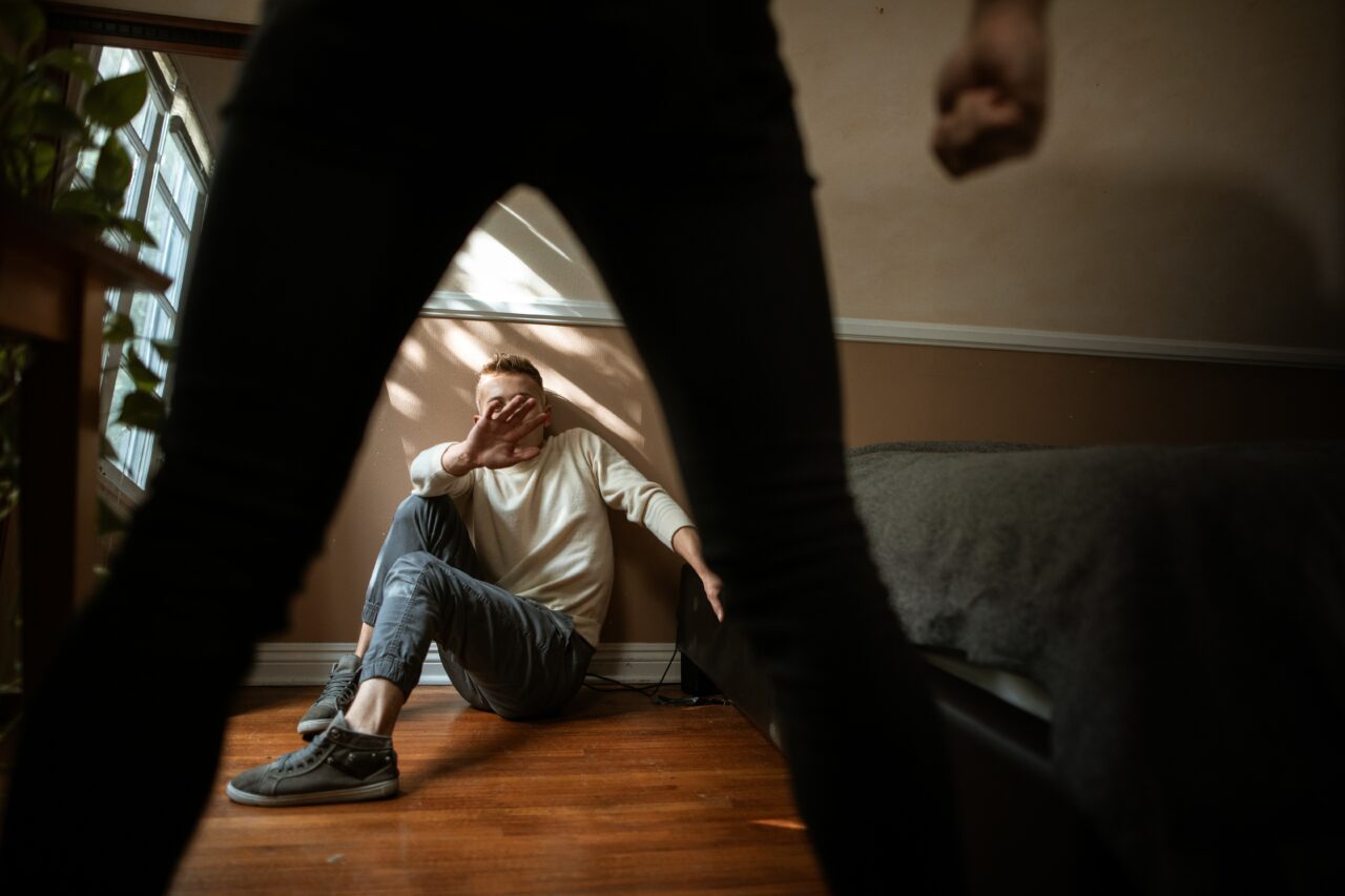 Se întâmplă în România! Un băiat de 13 ani, dat afară din casă în toiul nopții chiar de tatăl său! Bărbatul a fost reținut de polițiști