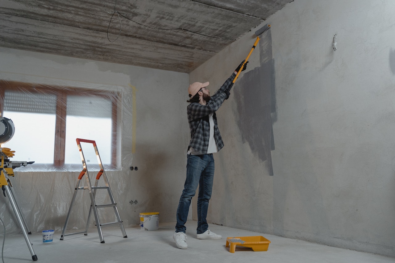 Ai nevoie de un MESERIAȘ pentru revnovarea locuinței? Iată cu cât au crescut prețurile în 2023