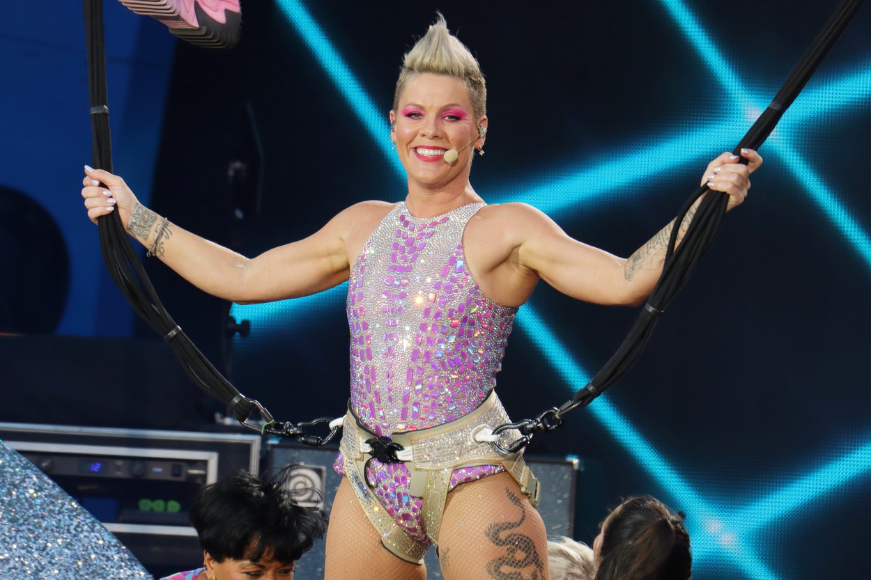 P!NK, șocată de gestul unui fan, care a aruncat cenușa mamei sale pe scenă, în timpul concertului susținut de artistă la BST Hyde Park | VIDEO