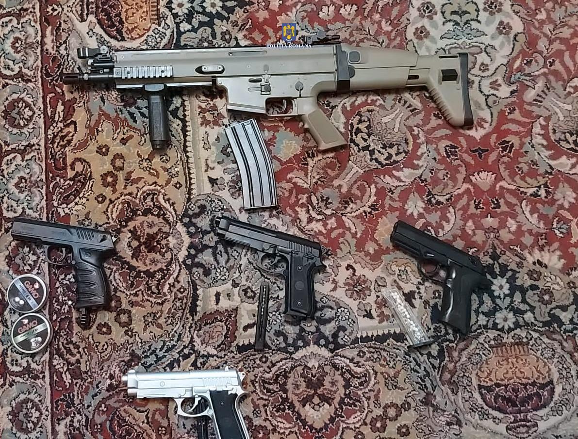 Au cumpărat arme de pe net și le-au primit prin curier. Polițiștii le-au bătut la ușă pentru percheziții