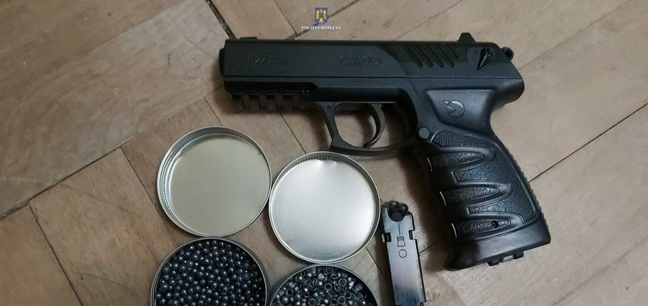 Un elev din Hunedoara a venit la liceu cu un PISTOL cu gaz şi proiectile. Unde îl ascunsese și ce a susținut în fața polițiștilor