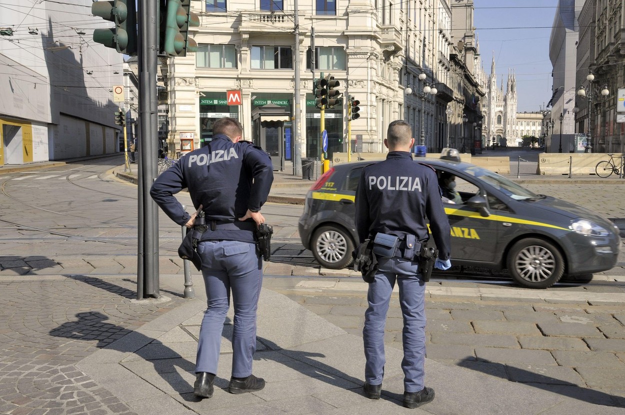 SCANDAL în fața unui bar din Milano, provocat de o româncă de 33 de ani. A mușcat un agent de securitate și a amenințat cu moartea mai mulți polițiști