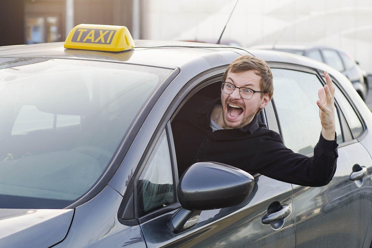 Un taximetrist și-a ieșit din minți și a luat la BĂTAIE o femeie în plină stradă dintr-un motiv ireal: „Omul tremura de nervi și se înroșise la față”