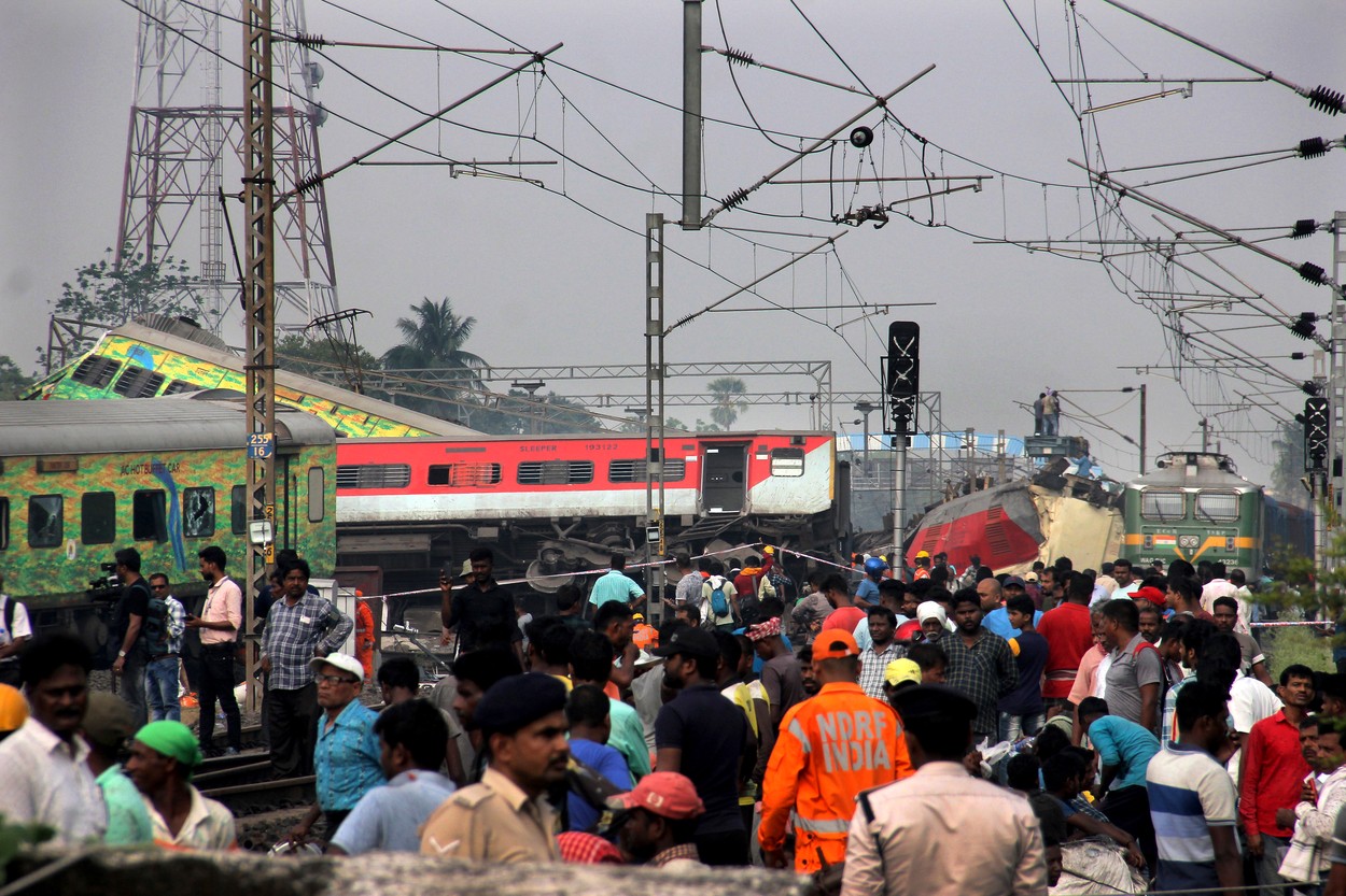 FOTO | Tragedie cumplită în India! Aproape 300 de morți și sute de răniți după ce un tren a deraiat