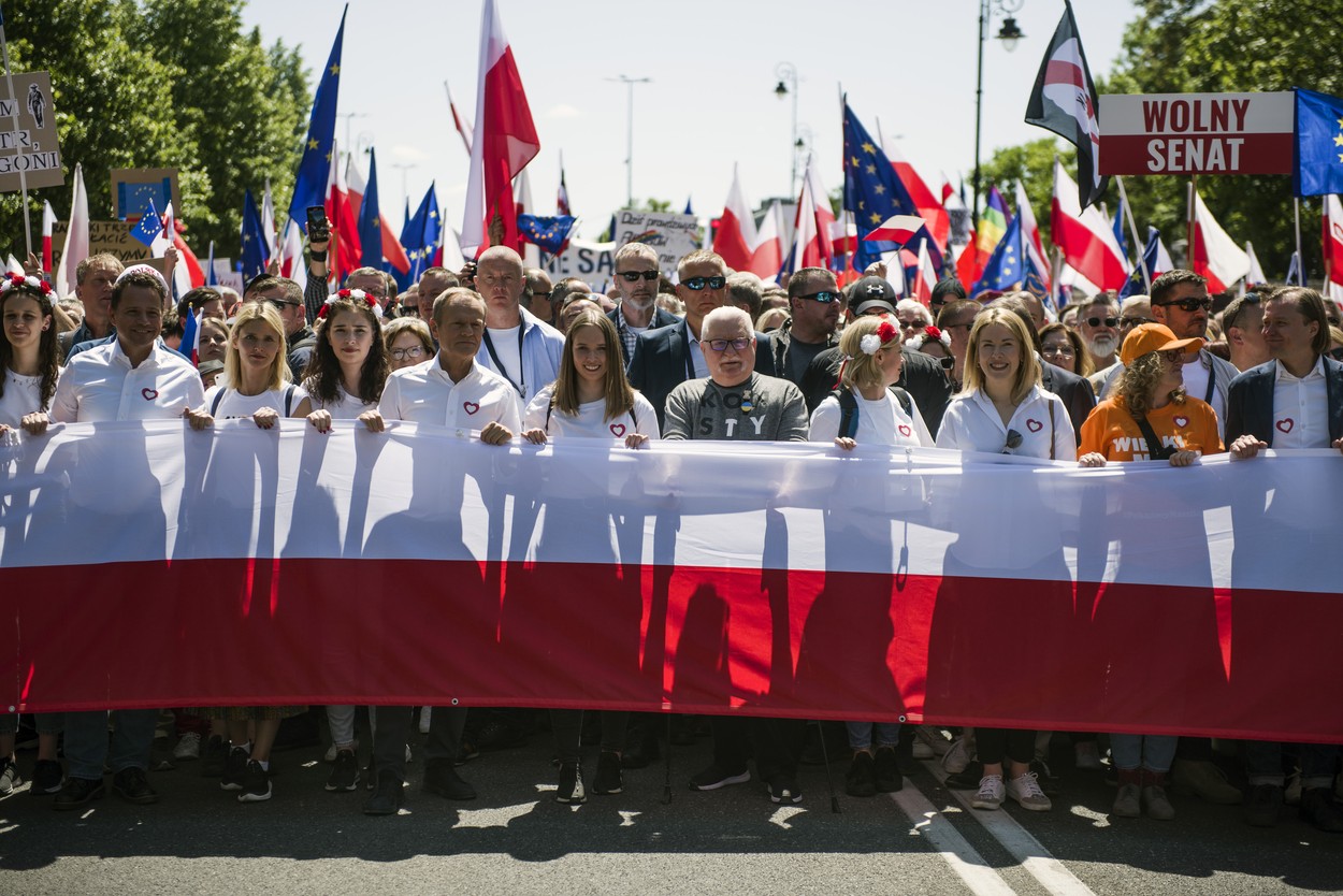 FOTO | Protest la Varşovia, cu ex-premierul Donald Tusk și fostul președinte Lech Walesa printre participanți. De ce au ieșit polonezii în stradă
