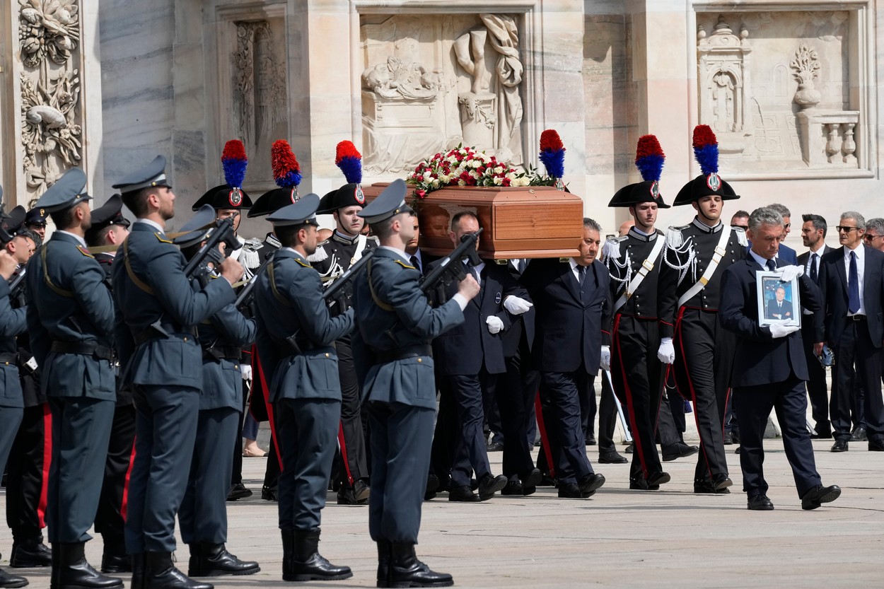 FOTO | Mii de oameni au participat la funeraliile lui Silvio Berlusconi. Fostul premier italian a fost aplaudat pe ultimul drum