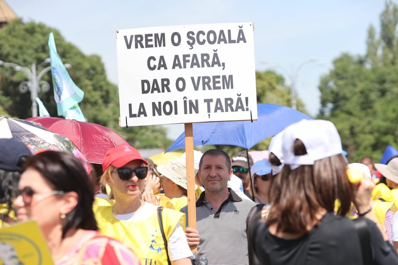 Salariul pe care îl primește un profesor din mediul PRIVAT. Ajunge să ia chiar și 9.000 de lei pe lună!