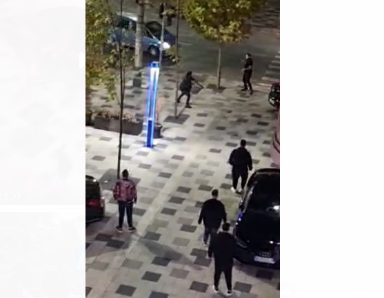VIDEO. Scandal monstru în Capitală: Mai mulți interlopi s-au luat la bătaie în plină stradă. Au folosit arme albe și cuțite și au blocat traficul /