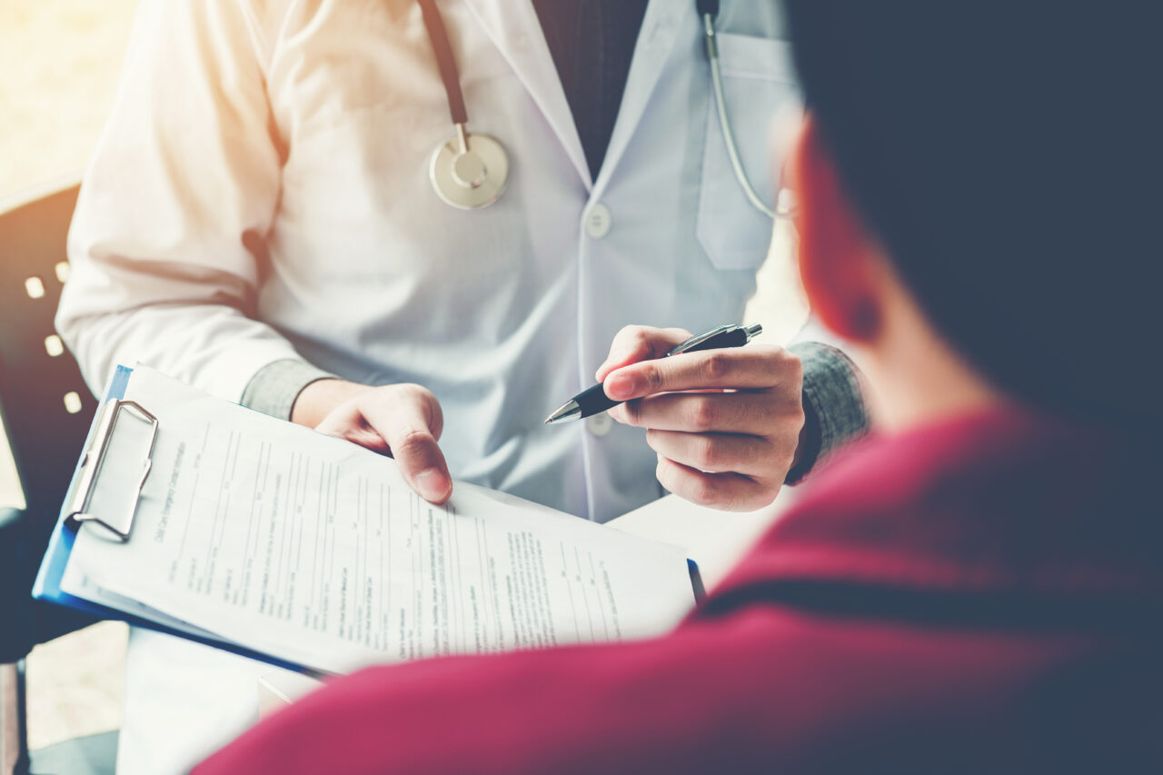 Cel puțin 20 de femei, victime ale unei false doctorițe, care pretindea că este medic estetician / Femeia a fost REȚINUTĂ