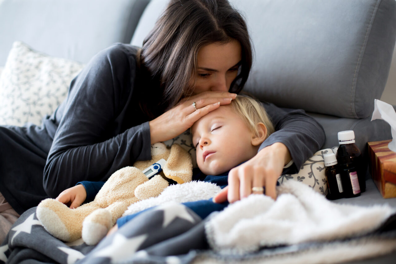 Lege promulgată! Părinţii îşi vor putea lua concediu pentru îngrijirea copilului bolnav până la împlinirea de către acesta a vârstei de 12 ani