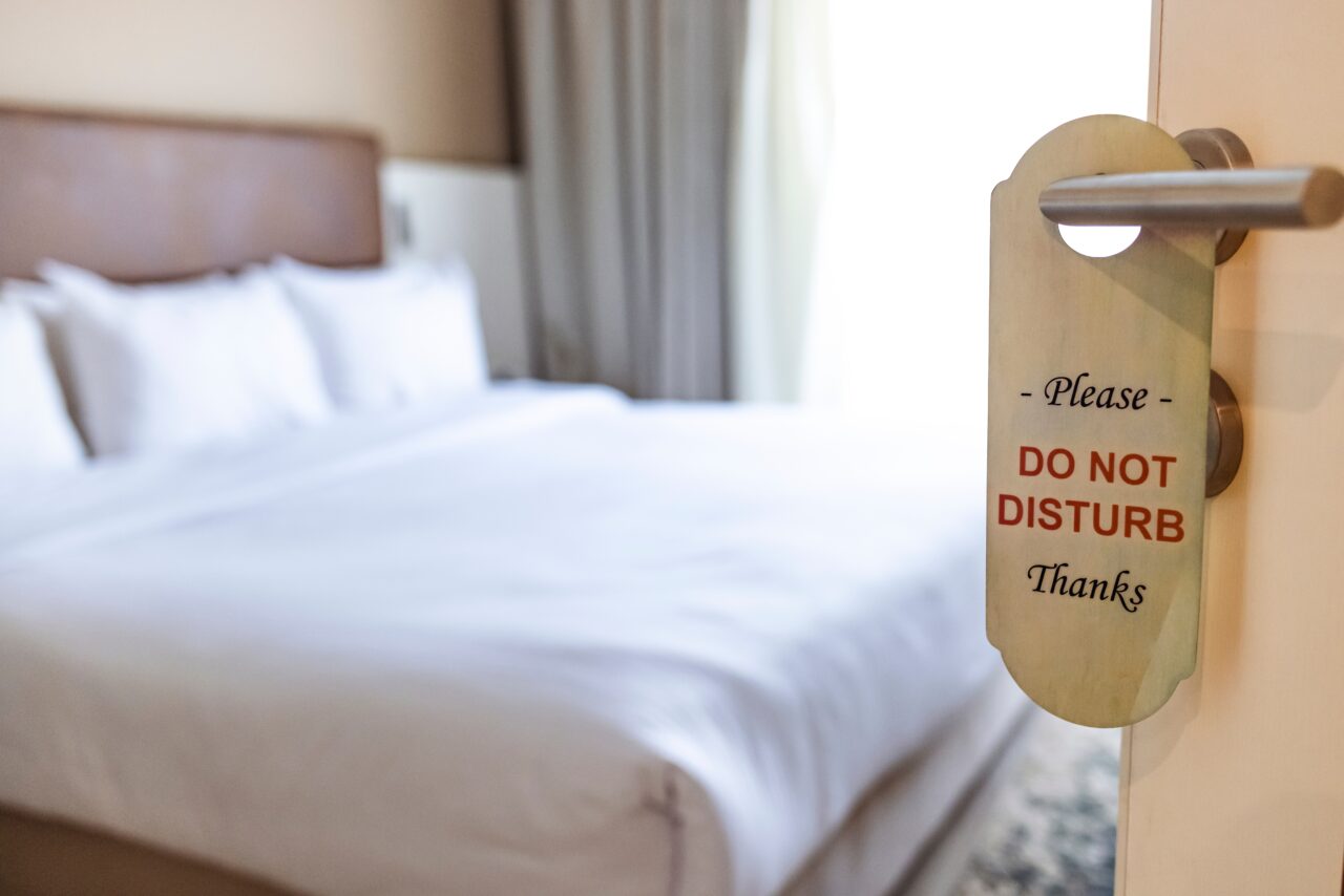 Cum să îți securizezi ușa camerei de hotel, atunci când ești în concediu. Trucul care pune hoții pe fugă
