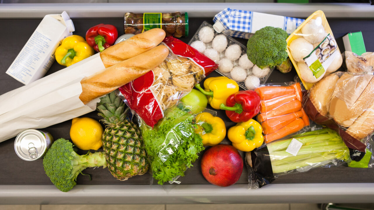 Cât vor costa ALIMENTELE după ieftinirea planificată de Guvern. Diferențele de preț sunt semnificative