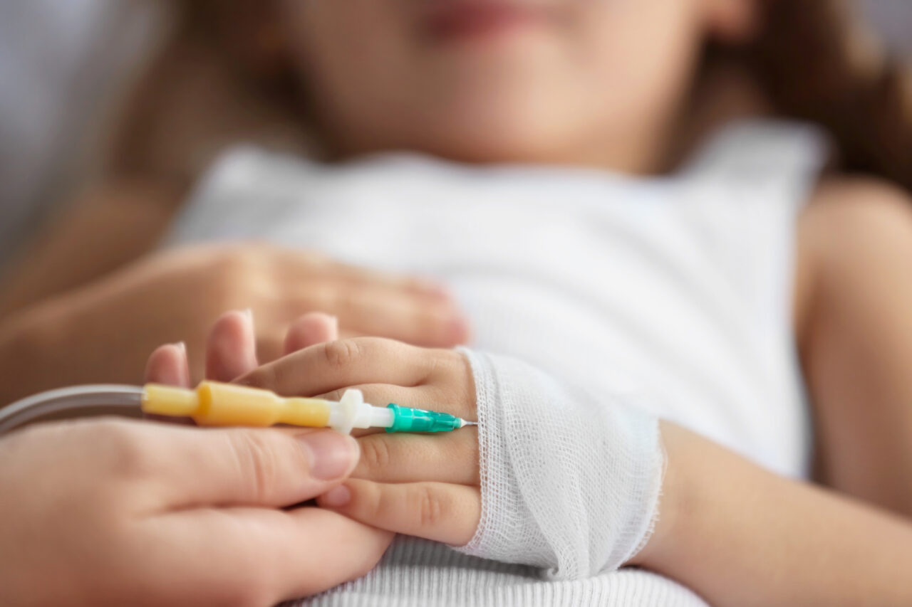 Povestea dramatică a fetiței de 9 ani care a rămas fără 6 degete de la mâini. Mama copilei: ”Am auzit țipete”