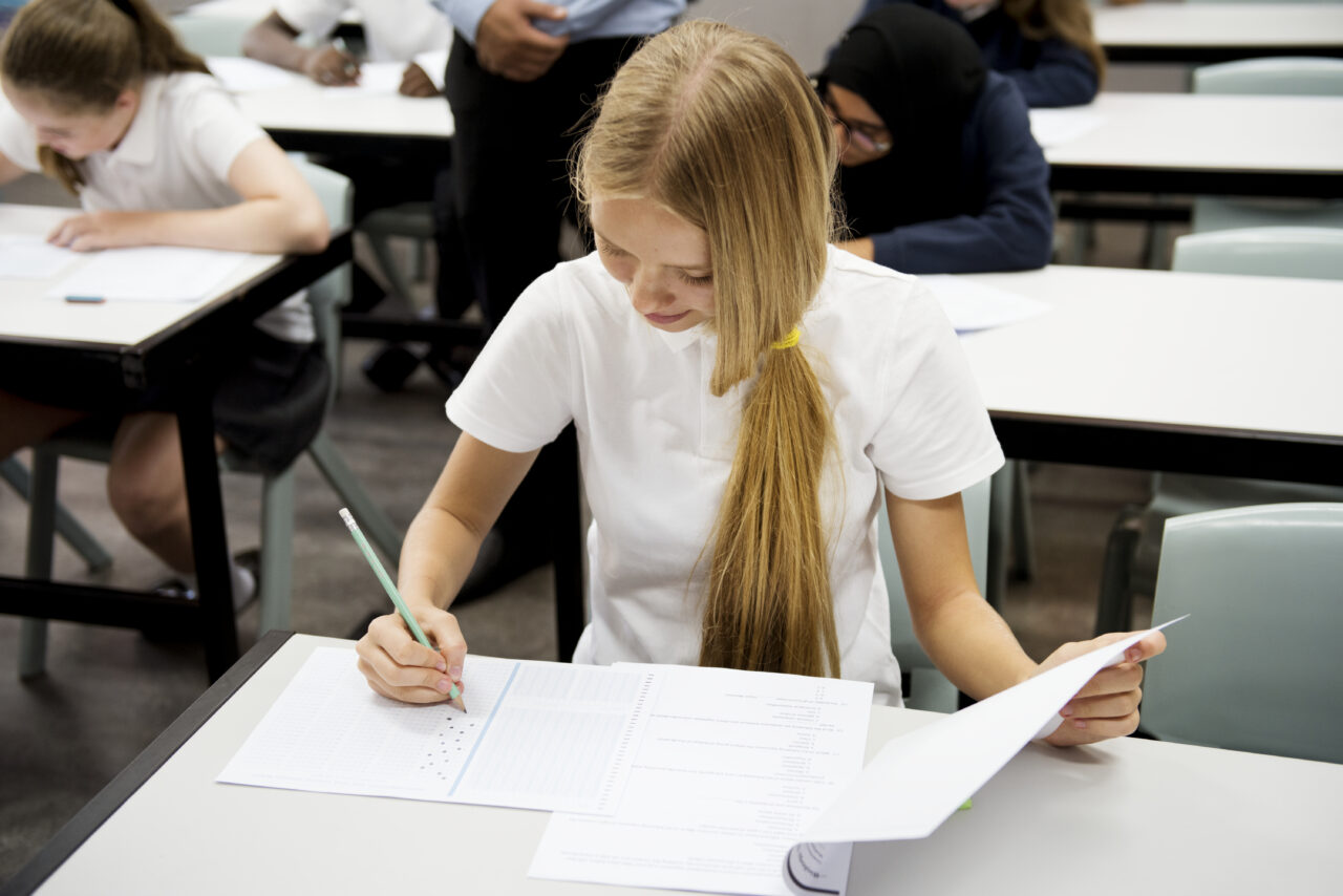 Emoții pentru absolvenții de liceu! Peste 130.500 de candidați s-au înscris la probele de la BAC 2023, care încep luni. Calendarul probelor