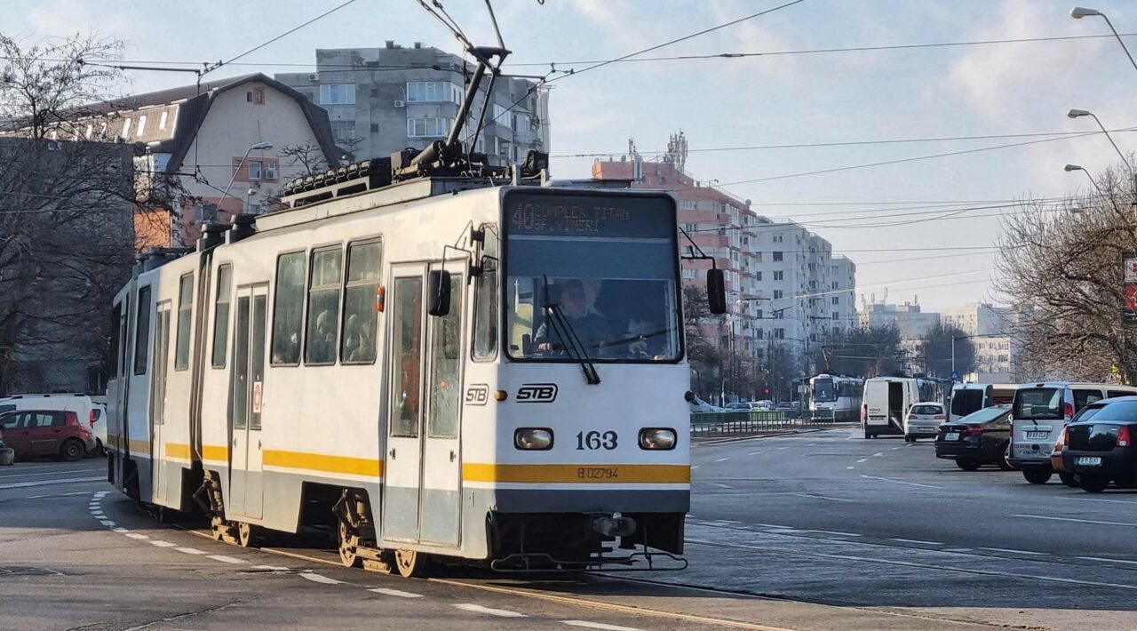 EXCLUSIV | Unde nu este bine deloc să stai în tramvai. Vatman: „Eu mereu le zic să nu se așeze acolo. O mamă cu fetița ei au fost strivite”