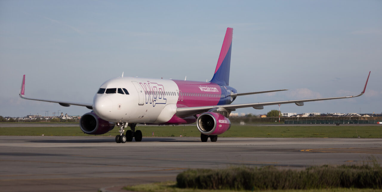 EXCLUSIV Român, reținut de polițiști după ce a fumat în toaleta avionului. Prin ce emoții trecuseră pasagerii înainte de incident