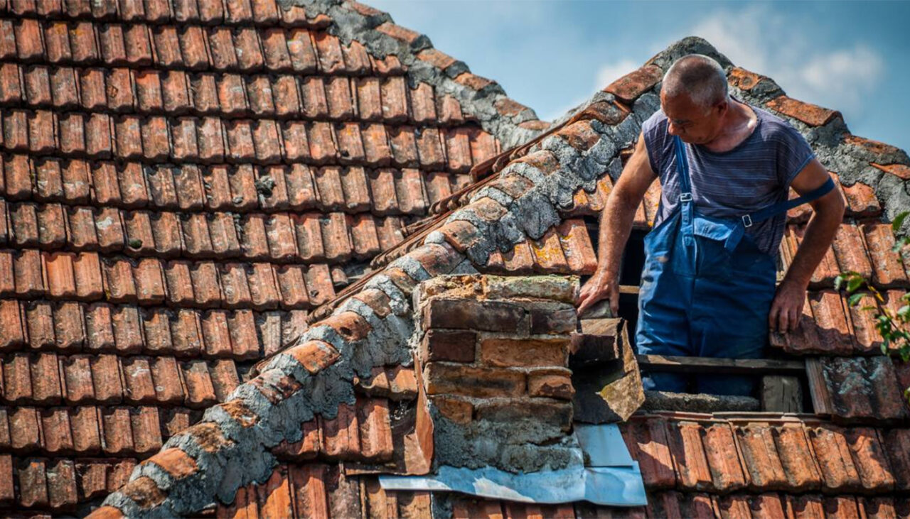 Un german a angajat 3 români să-i repare acoperișul, pentru 150 de euro. IREAL câți bani i-au cerut, de fapt, la final