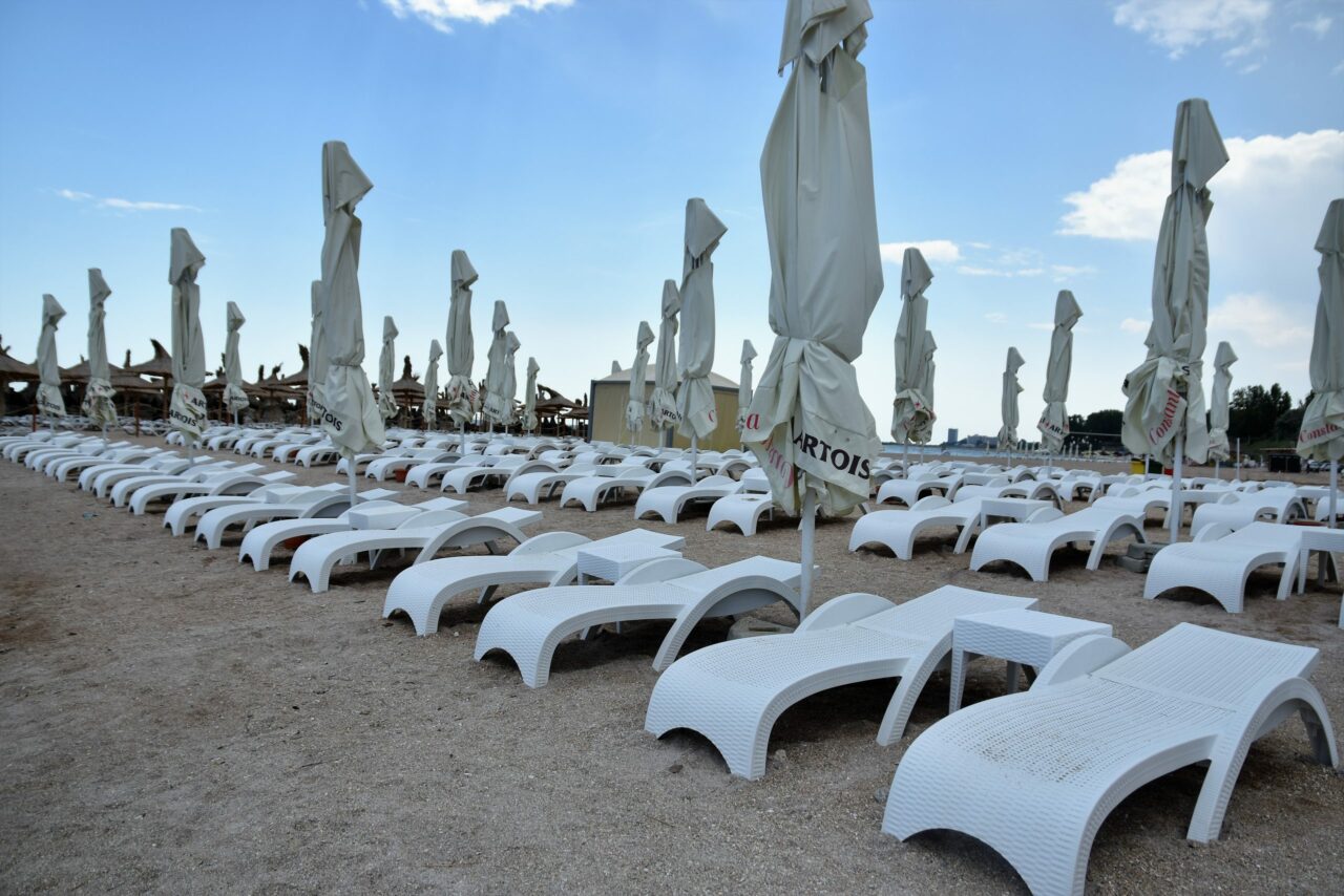 Cât costă un şezlong pe litoralul românesc. La Mamaia, chiar și de 10 ori mai SCUMP decât în Thasos!