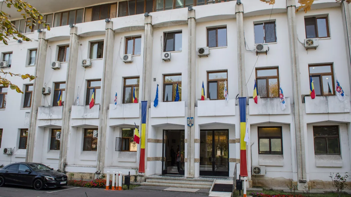 Proprietarul azilelor fără autorizație din Eforie Nord a vrut să-și dea FOC în fața primăriei din Constanța. Ce s-a întâmplat cu el