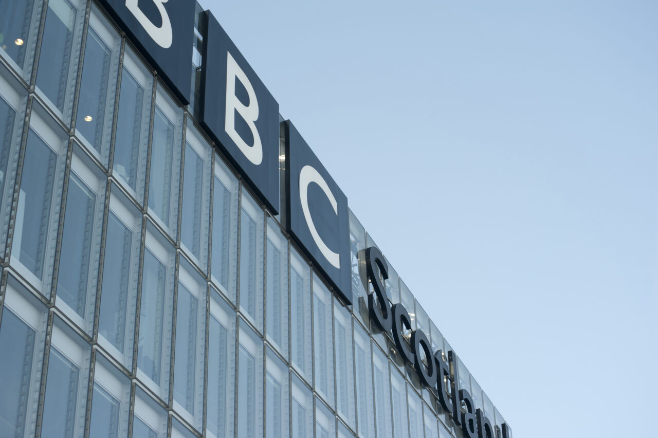 Televiziunea BBC, somată să ancheteze acuzațiile de pornografie infantilă aduse unui celebru prezentator / SCANDAL uriaș la Londra