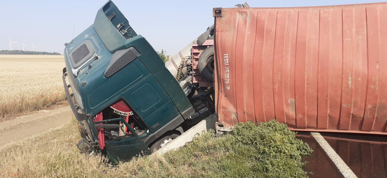Accident în Constanța. TIR încărcat cu ulei, răsturnat pe DN 2A!
