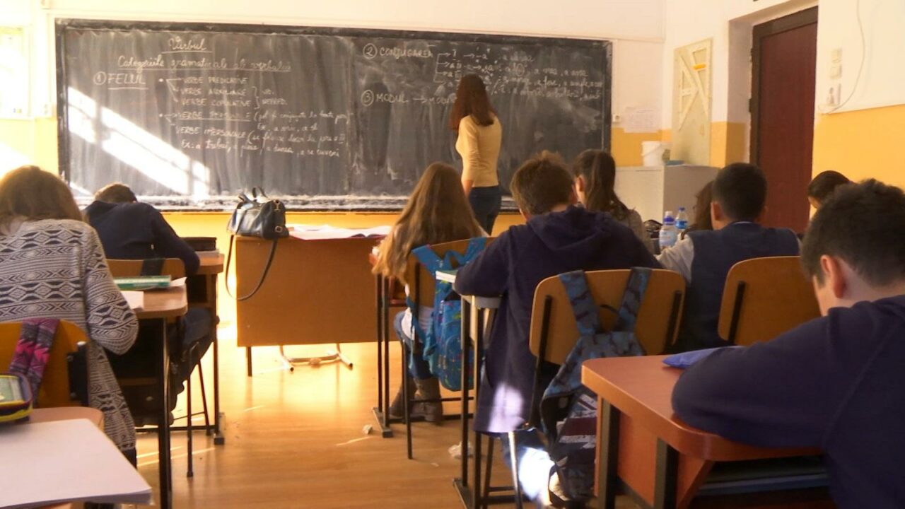 Elev de clasa a XII-a, reținut pentru trafic de droguri, a fost ELIBERAT din arest ca să dea corigența la Matematică