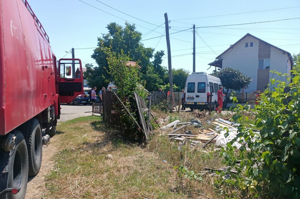 Intervenție de urgență în Prahova. Un microbuz cu 10 pasageri a scăpat de sub control după ce șoferului i s-ar fi făcut rău
