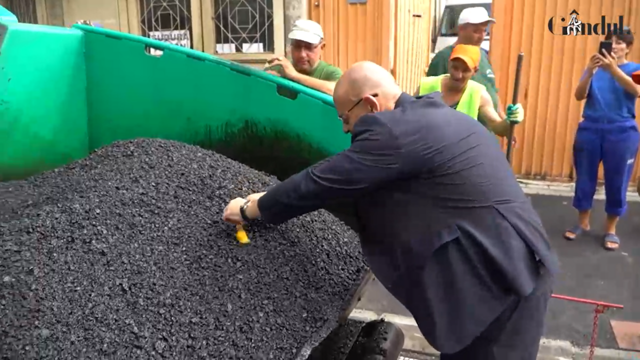 VIDEO | Primarul Sectorului 5 oferă rețeta de “ouă Asfaltique a la Piedone”, pe asfaltul proaspăt turnat, promis oamenilor de pe Crizantemelor (P)