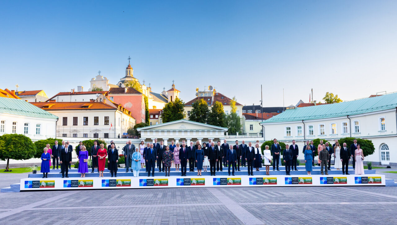 Partea din spatele discuțiilor de la NATO: La dineul informal au fost chicoteli și îmbrățișări, AI i-a îmbrăcat pe lideri în roz